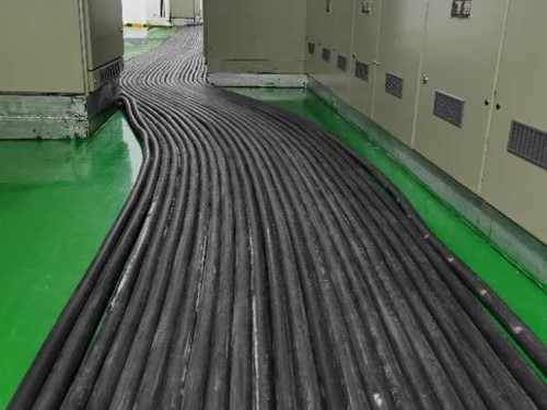 华池如何根据理论计算公式计算温度对特定电压测量结果的影响？